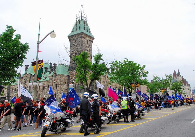 2502-渥太華-國會大廈-遊行的人群