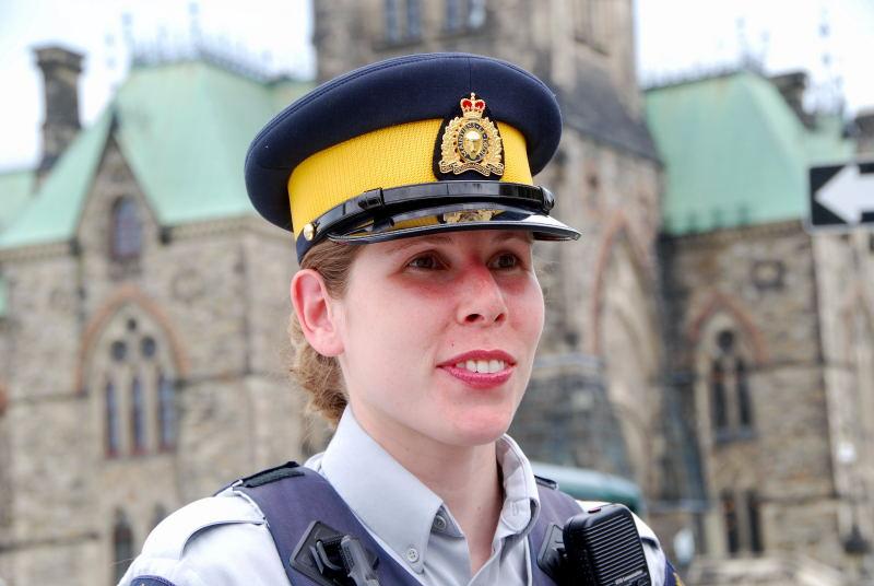 2524--渥太華-國會大廈-女警