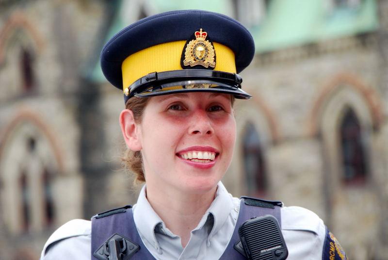 2527-渥太華-國會大廈-女警