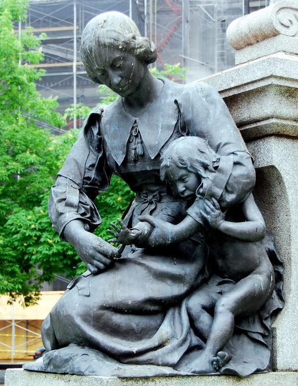 3350-蒙特簍-聖母廟廣場-噴泉雕像.JPG